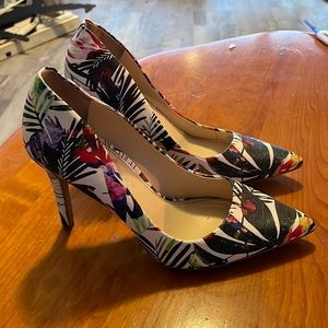 Jessica Simpson, high heels 👠. Beautiful pattern, like new condition. Size 8